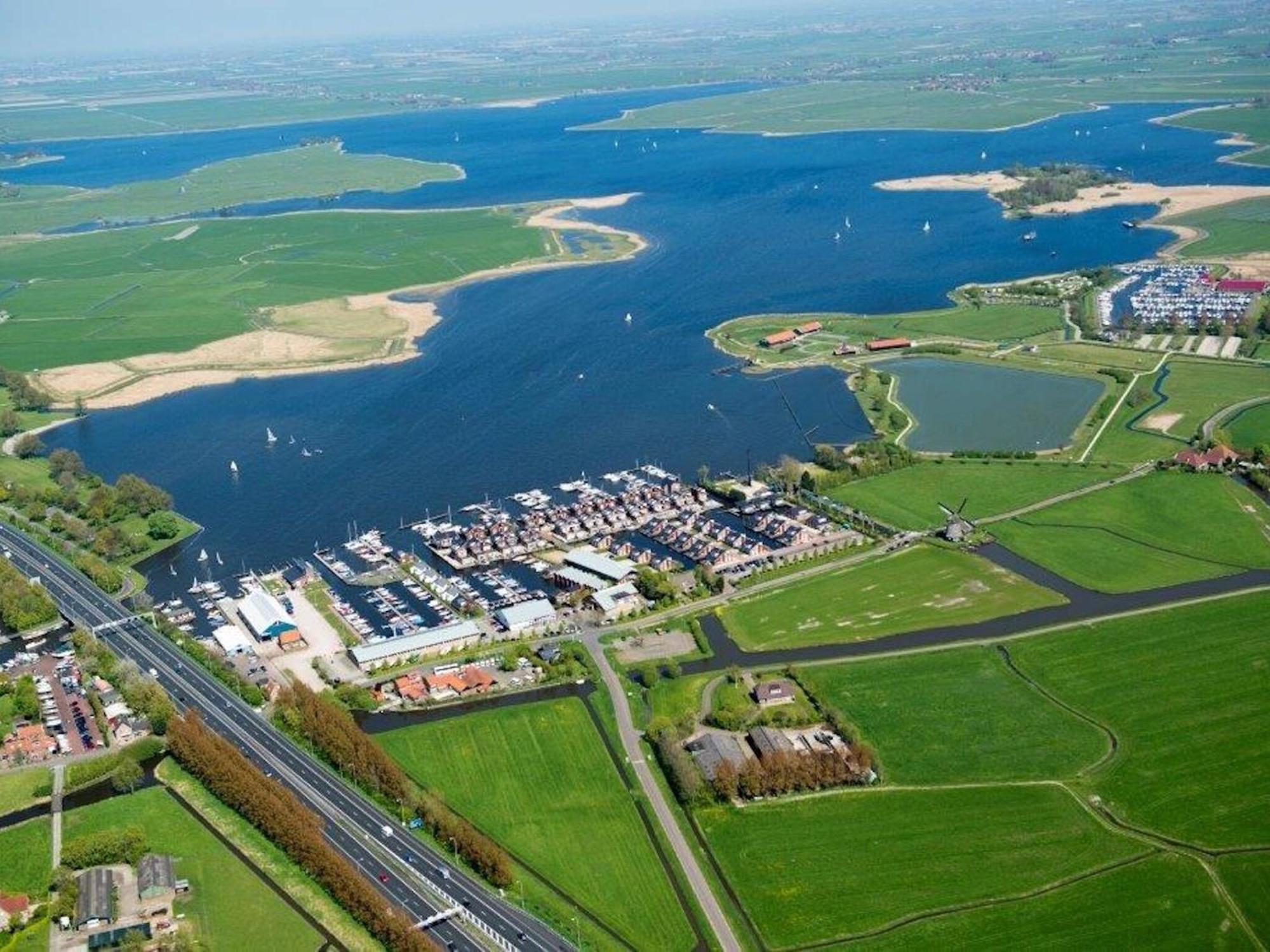 Holiday Home With Jetty Near Amsterdam Uitgeest Exterior photo