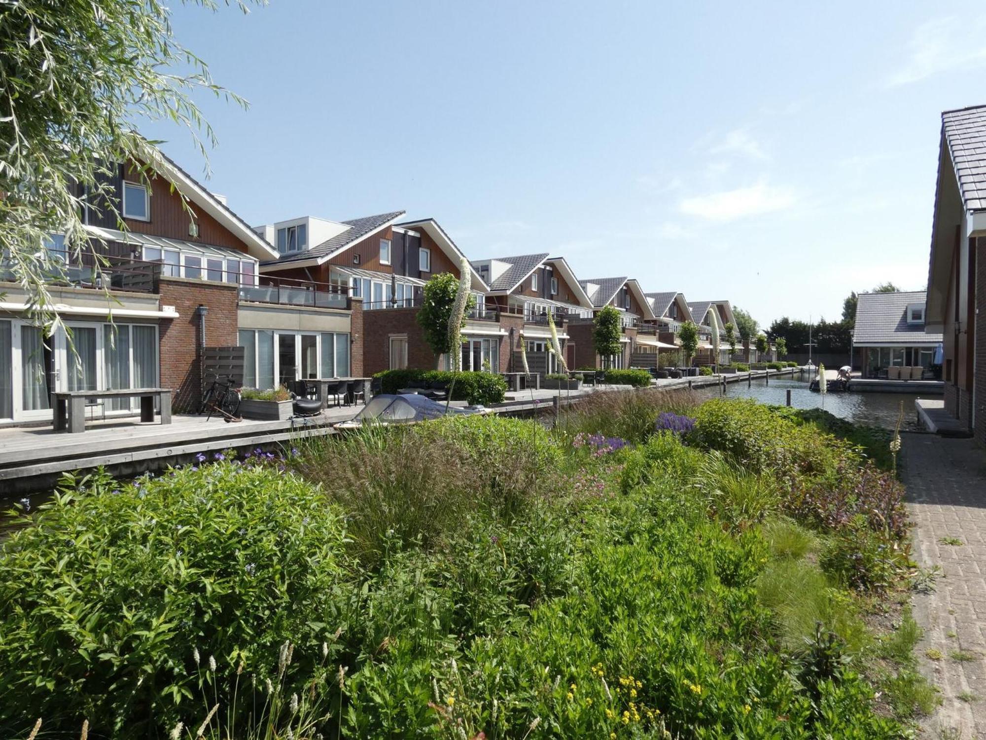 Holiday Home With Jetty Near Amsterdam Uitgeest Exterior photo